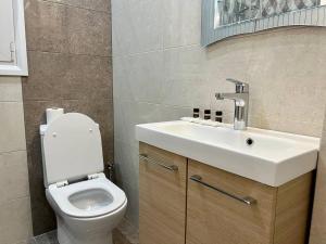 Zdjęcie z galerii obiektu Alex Suite With 2 Bedrooms VIPGreece w Atenach
