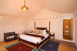 sypialnia z łóżkiem w pokoju w obiekcie Helsinki Desert Camp w mieście Jaisalmer