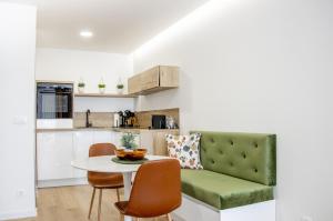 Kuchyňa alebo kuchynka v ubytovaní Apartment MOLO with a terrace, garden and a heated pool
