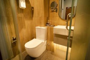La salle de bains est pourvue de toilettes et d'un lavabo. dans l'établissement Hotel Bencoolen at Hong Kong Street, à Singapour
