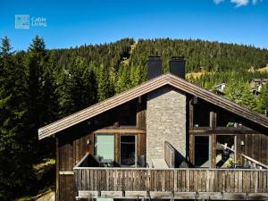 una cabaña de madera en las montañas con árboles en Apartment with Electric car charger ski in out en Sjusjøen