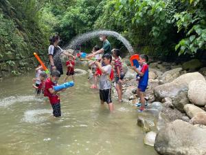 un grupo de niños jugando en un río en 森霖旅宿, en Meinong