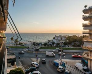 Flisvos Elite Seafront Luxury Apartment في أثينا: اطلالة على موقف قريب من المحيط