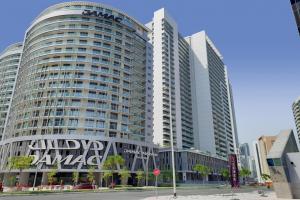 un gran edificio con un cartel en el costado en Primestay - Vera Residences 2BR in Business Bay, en Dubái