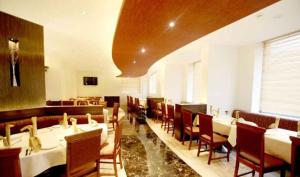 En restaurang eller annat matställe på Hotel DORTN Hinjawadi Phase 1