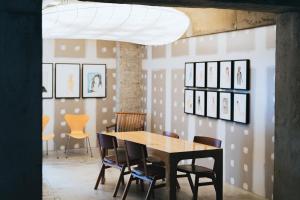 una sala da pranzo con tavolo e sedie in legno di Of Hotel a Sendai