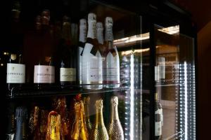 eine Vitrine voller Weinflaschen in der Unterkunft Madama Residence in Nikosia