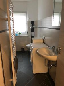 a bathroom with a sink and a toilet at Gästewohnung 6 in Oschersleben