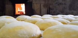 um monte de pães crus numa sala em Aldeia de Moura Morta 