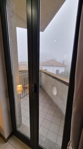 una puerta corredera de cristal con vistas a un balcón en FRANK'S HOUSE, en Viterbo