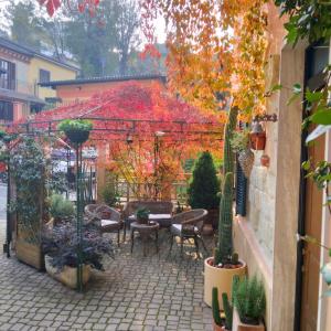 a patio with a table and chairs and plants at La Terrazza sul Monferrato in Ozzano Monferrato