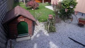 Vonkajšia záhrada v ubytovaní Apartman Motorcycle friendly Osijek