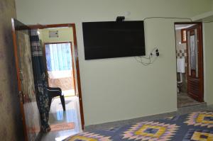 TV a/nebo společenská místnost v ubytování Manohars New Home