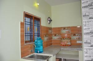 Kuchyň nebo kuchyňský kout v ubytování Manohars New Home