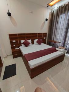 ein Schlafzimmer mit einem großen Bett in einem Zimmer in der Unterkunft Hotel kartik in Zirakpur