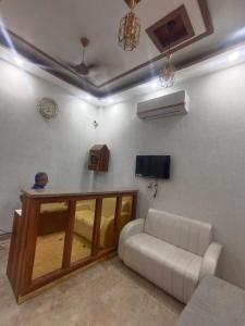 ein Wohnzimmer mit einem Sofa und einem TV in der Unterkunft Hotel kartik in Zirakpur