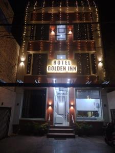 una locanda dorata di hotel è illuminata di notte di Hotel kartik a Zirakpur
