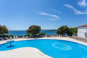 una piscina con el océano en el fondo en Villa Lovorka - Hotel Resort Dražica, en Krk