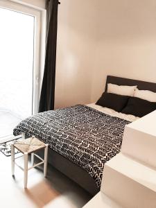 Postel nebo postele na pokoji v ubytování Bright City Design House!