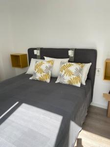 uma cama com três almofadas num quarto em Serenity Views 3 bedroom seaview em Estepona