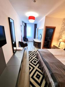 una camera con letto, TV e scrivania di Motel Via Targu Mures a Cristeşti