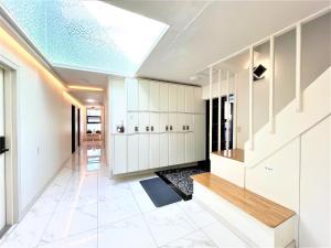 a room with white cabinets and a skylight at W Premium Guesthouse Incheon airport in Incheon
