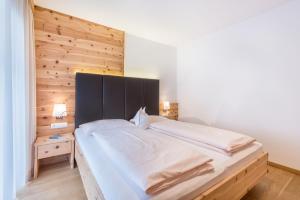 Postel nebo postele na pokoji v ubytování Superior Apartments Marialisa Rose