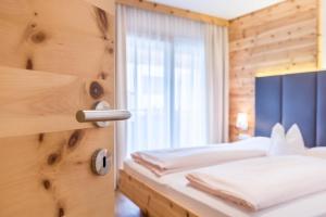 Postel nebo postele na pokoji v ubytování Superior Apartments Marialisa Rose