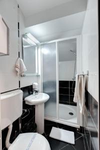 uma casa de banho com um chuveiro, um WC e um lavatório. em Villa Forever em Belgrado