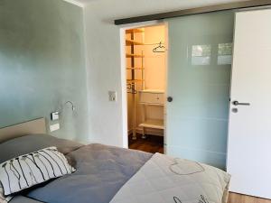 1 dormitorio con 1 cama y puerta abierta en Ferienwohnung EnsheimLiebe, en Saarbrücken