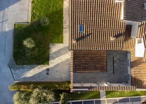 Una vista aérea de un edificio con patio. en Villa Carobbi Apartments Florence, en Florencia