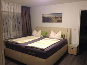 Bett in einem Zimmer mit Fenster in der Unterkunft Hotel M&S garni in Donauwörth