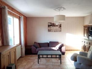 Gîte de la traverse, 2 à 6 personnes في Allemant: غرفة معيشة مع أريكة وطاولة