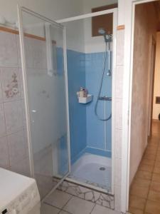 Kúpeľňa v ubytovaní Gîte de la traverse, 2 à 6 personnes + 19 fotografií
