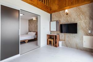 Pokój z przesuwnymi szklanymi drzwiami i łóżkiem w obiekcie Aewol Oceanstay w mieście Czedżu