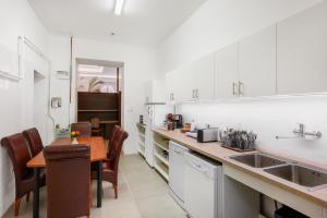 A kitchen or kitchenette at Kalvin House Budapest