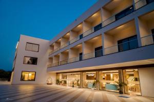 Una vista exterior de un edificio por la noche. en Arawali Ananta Elite, Ranakpur, en Sādri