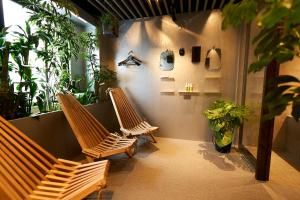 東京的住宿－Focus Kuramae，两根木长椅,在植物间