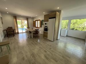 a living room with a kitchen and a dining room at Montenegro - BTB in Denia