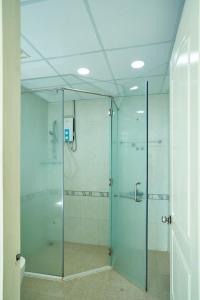 baño con ducha y puerta de cristal en Pooh House 3 - Sea breeze, en Vung Tau
