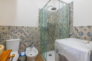 A bathroom at Casa Pepes centro Ortigia