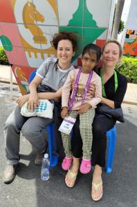 drie jonge kinderen op een blauwe stoel bij The Mahizh Home in Mahabalipuram