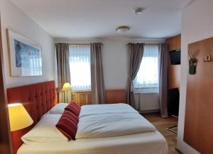 A bed or beds in a room at Seehotel Hoffmann