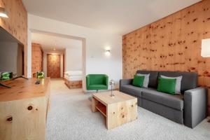 Alpen-Comfort-Hotel Central في ناودرس: غرفة معيشة مع أريكة وطاولة