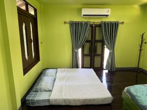Postel nebo postele na pokoji v ubytování Sukhothai City Resort
