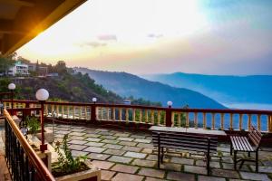 潘奇加尼的住宿－Sharayu Holidays Valley View，阳台设有长凳,享有水景