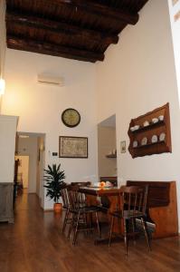 Napoli Pietrasanta LT في نابولي: غرفة طعام مع طاولة وكراسي