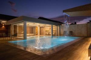 马斯卡卢恰Divina Charme的一座带喷泉的房屋内的游泳池