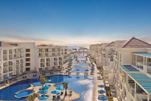 赫尔格达Pickalbatros Blu Spa Resort - Adults Friendly 16 Years Plus- Ultra All-Inclusive的度假村泳池的鸟瞰图
