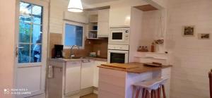 Kuchyňa alebo kuchynka v ubytovaní Maison cosy à Quiberville - Idéal pour familles